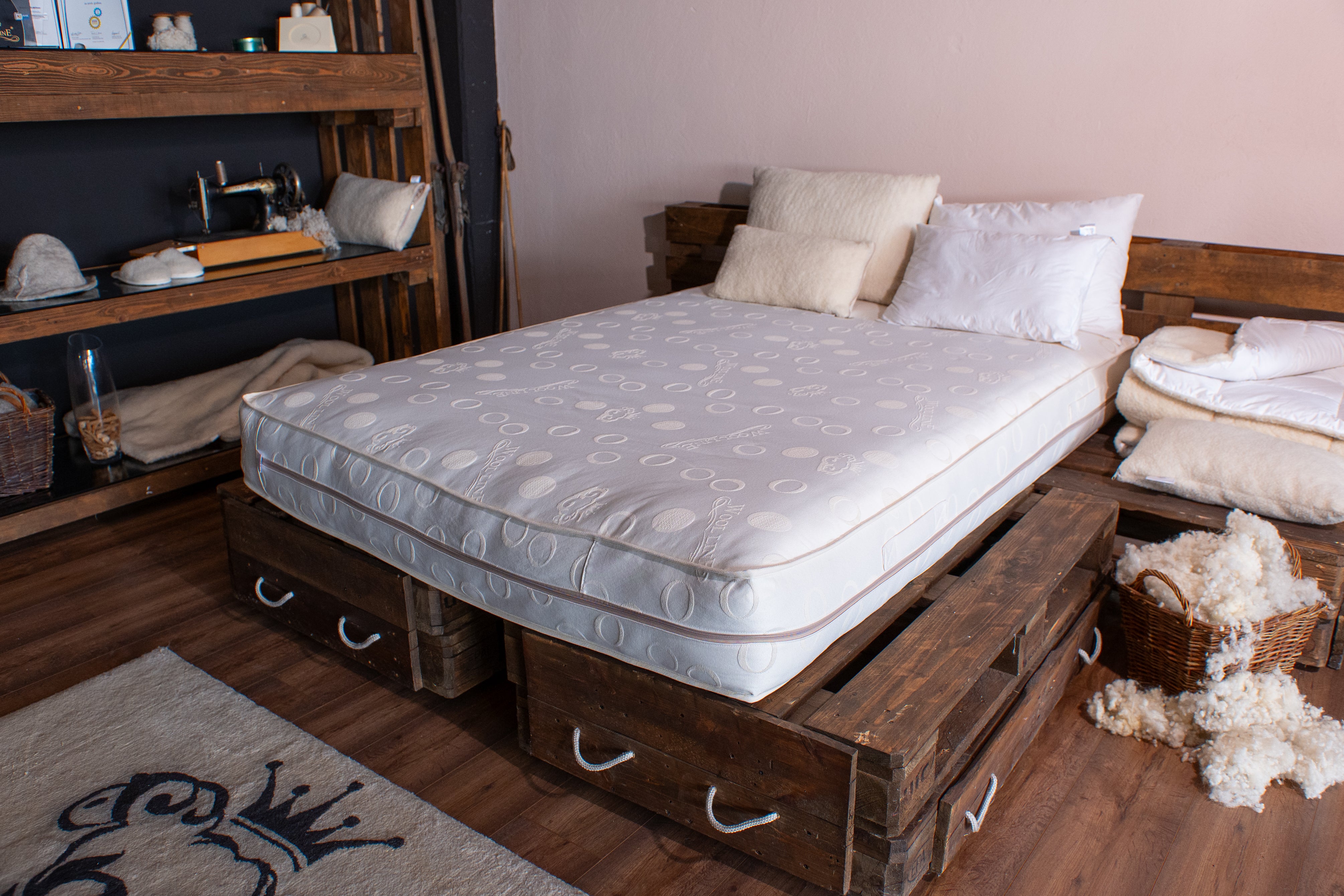 Einer unserer natürlichen Matratzen aus hochwertiger Schafwolle in unserem Showroom. Es handelt sich um ein natürliches Modell und ist auf einem Naturholzbett ausgestellt.