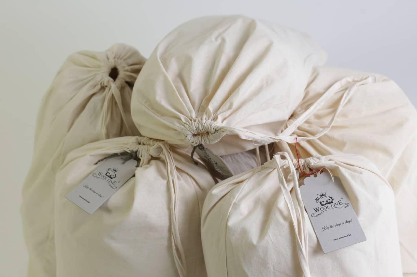 Die Bettdecke Schurwolle Gold Lux wird in kleine Baumwollbeutel verpackt und zum Kunden versendet. Wool-Line verzichtet bei Lieferungen und Rückgaben komplett auf Plastikverpackung.