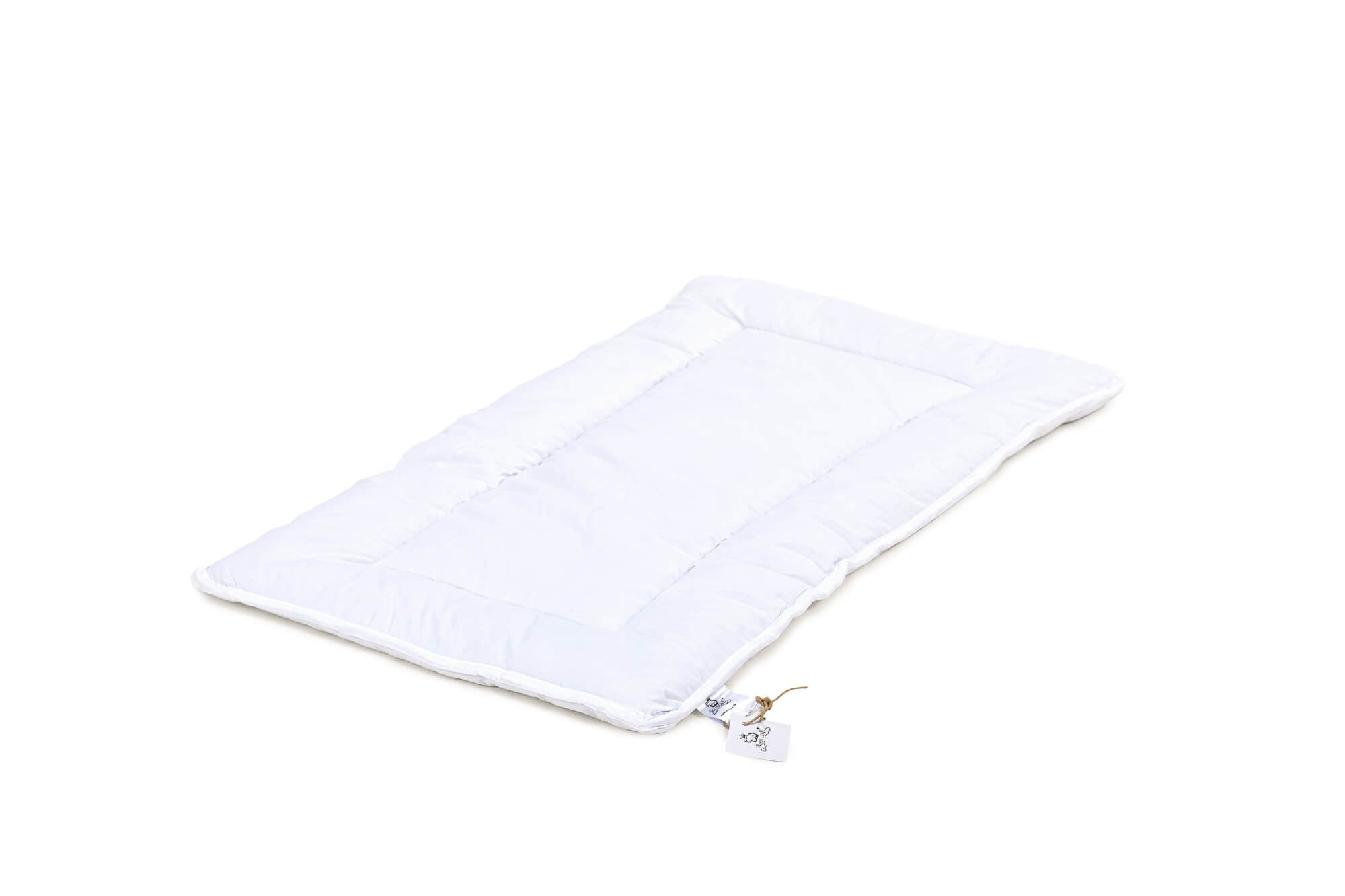 Die weiße Baby-Wickelauflage von Wool-Line ausgerollt auf weißem Untergrund. Die Wickelauflage ist mit Schafschurwolle gefüllt und von weichem Wollfilz überzogen.