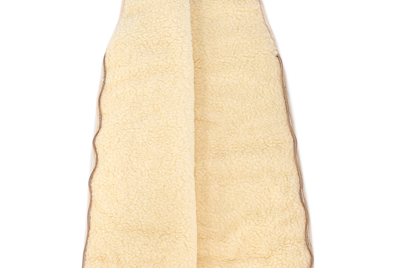 Der Babyschlafsack von Wool-Line auf weißem Untergrund mit geschlossenem Reißverschluss. Der natürliche Babyschlafsack ist sowohl im Winter als auch im Sommer verwendbar.