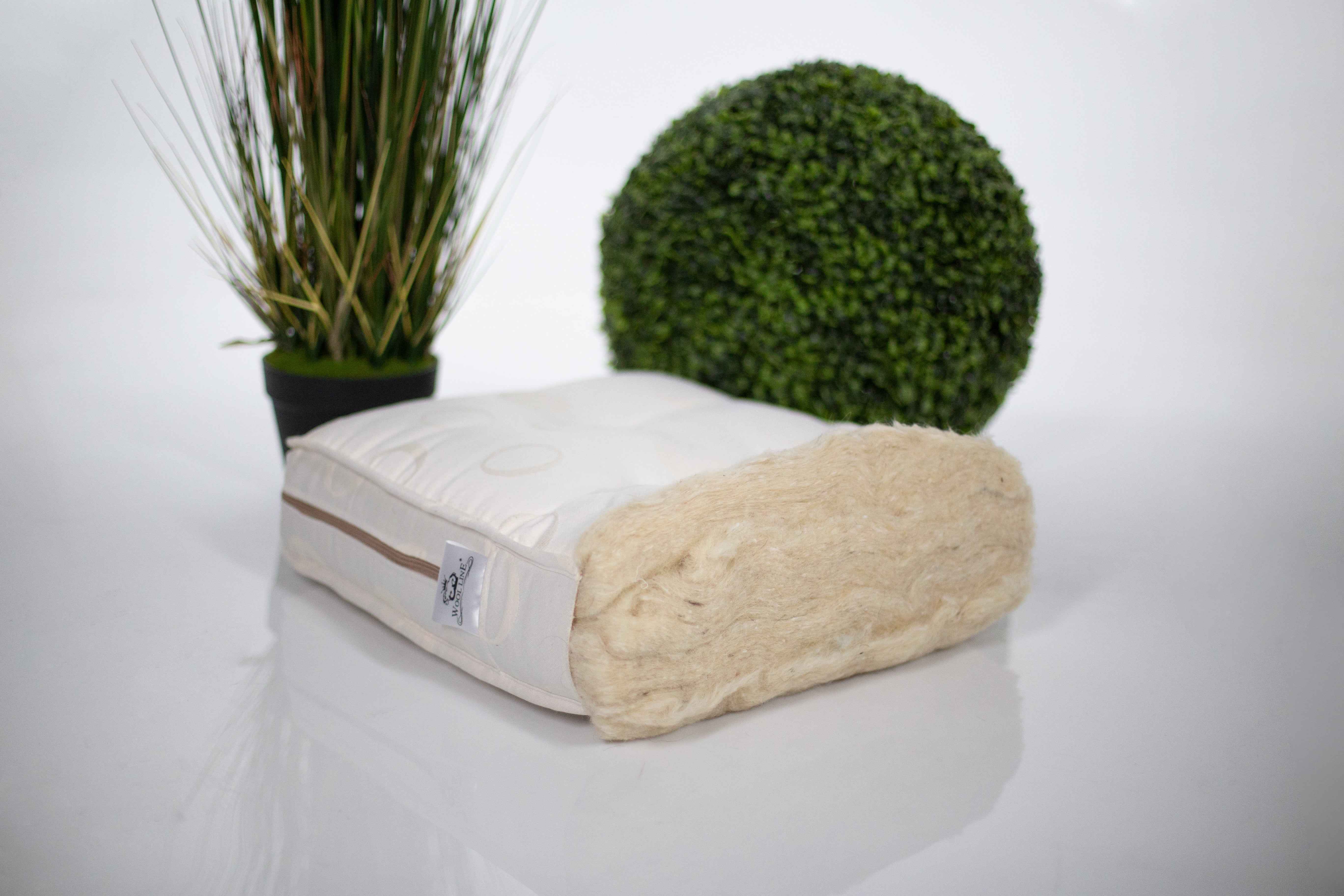 Ein Modell unserer Matratze aus hochwertiger Wolle. Das Futter ist sichtbar gemacht und zeigt die gesamte Beschichtung im Inneren der Matratze. Jedes unserer Schafwollmatratzen ist ein Unikat und wird nur auf Bestellung individuell gefertigt.