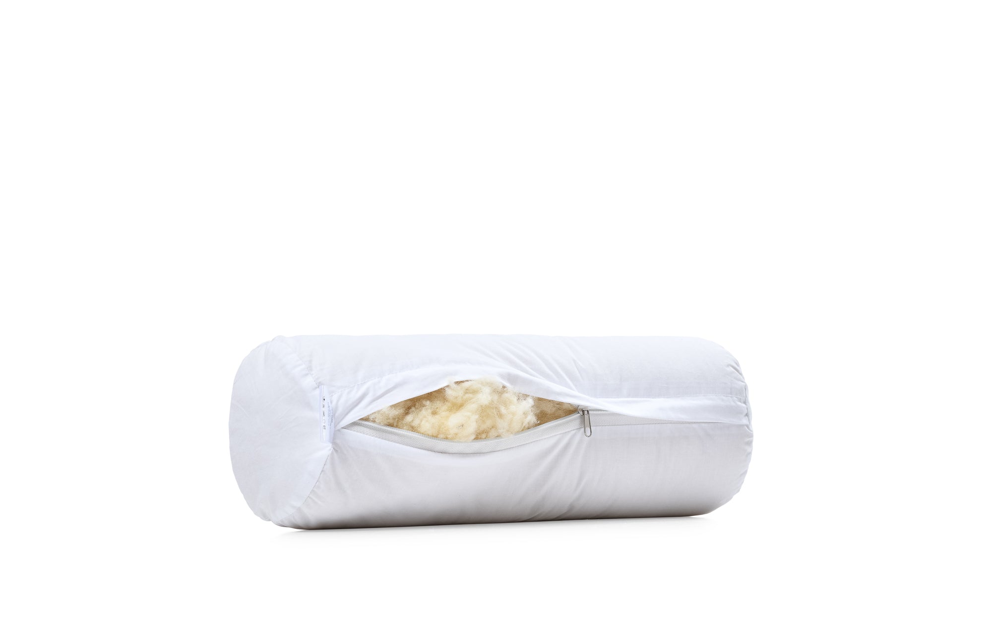 Die Nackenrolle Schurwolle Lux von Wool-Line auf weißem Untergrund. Der Reißverschluss steht halb offen, wodurch die feinen Kügelchen aus natürlicher Schafschurwolle zum Vorschein kommen.