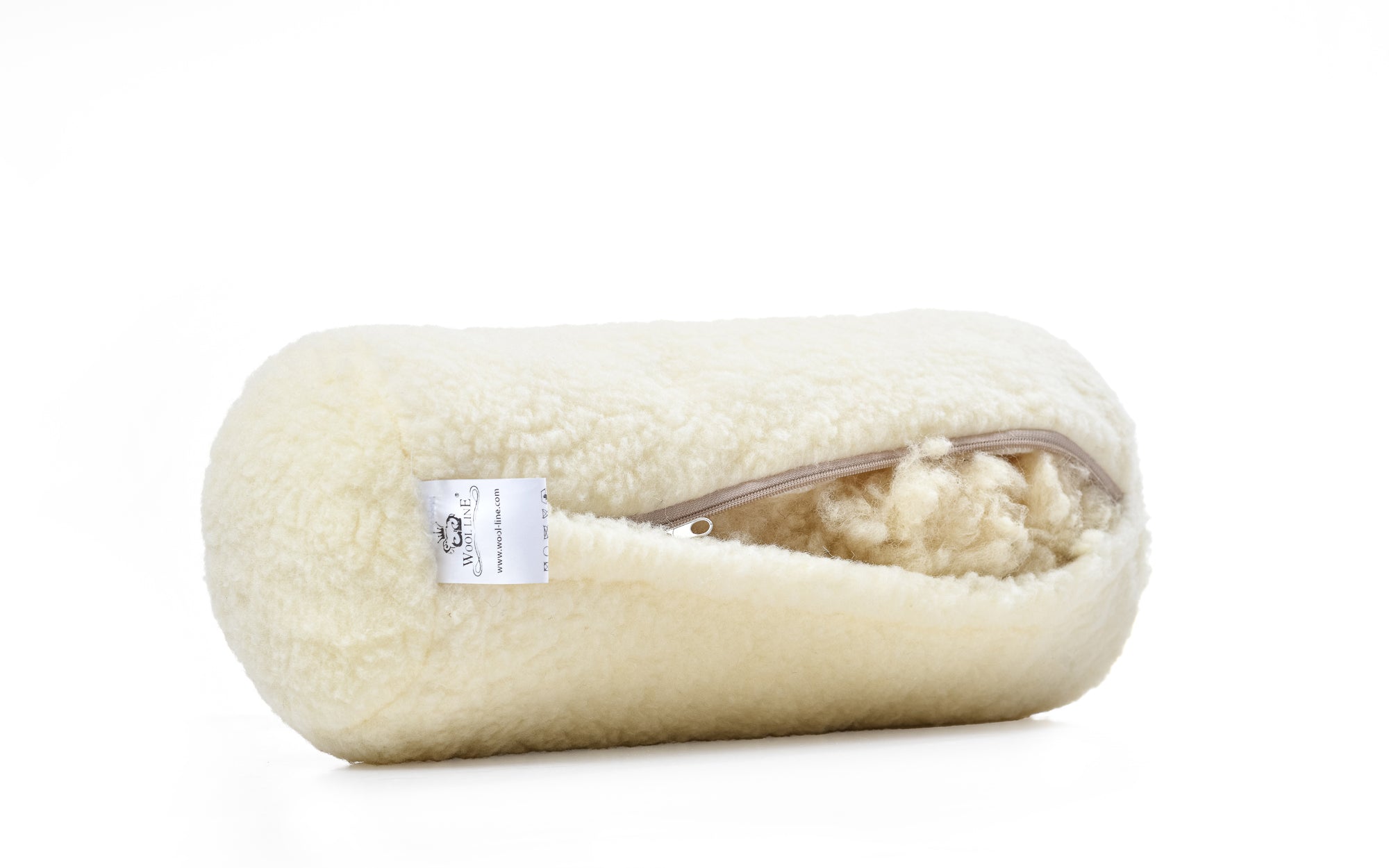 Die Nackenrolle beige von Wool-Line auf weißem Untergrund und teilweise geöffnetem Reißverschluss. Durch den Reißverschluss ist ein Teil der Schafschurwollfüllung zu sehen, die problemlos ausgetauscht oder ergänzt werden kann.