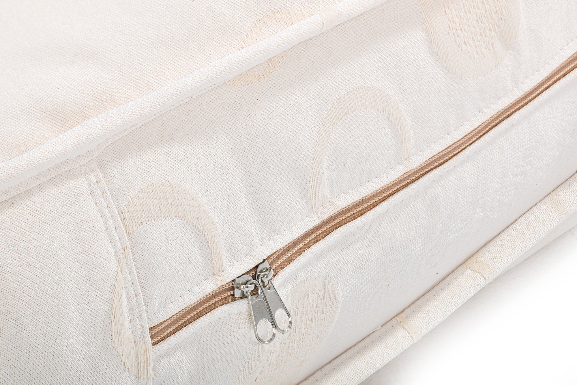 Der Reißverschluss unserer Wollmatratze, mit der Sie flexibel die Füllmenge anpassen oder die Schafschurwolle austauschen können.