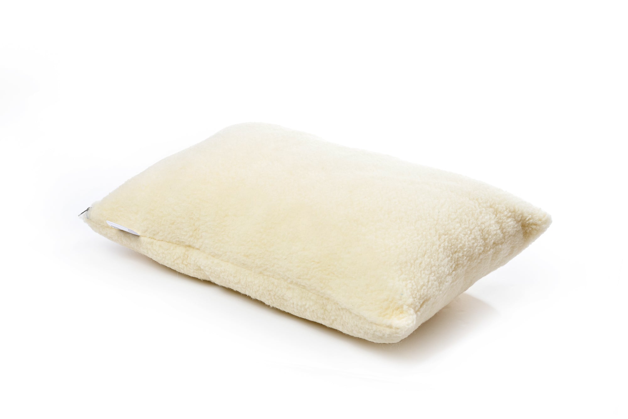 Das Schafschurwolle Kissen Gold mit Filzbezug auf weißem Untergrund.