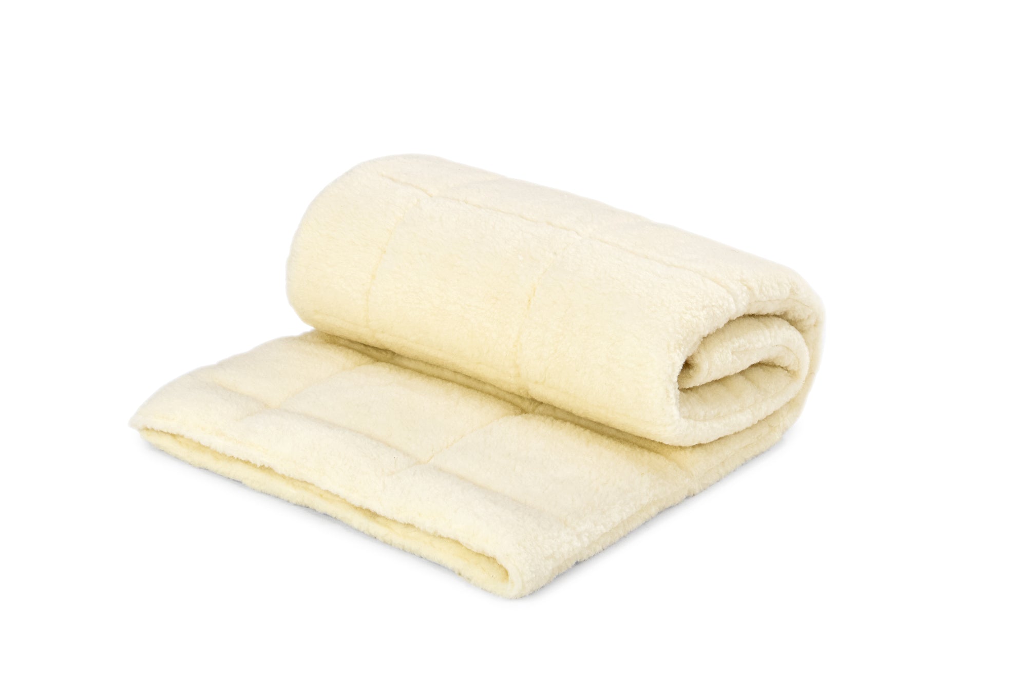 Die Wolldecke aus Schafschurwolle Gold von Wool-Line eingerollt auf weißem Untergrund als Modell.