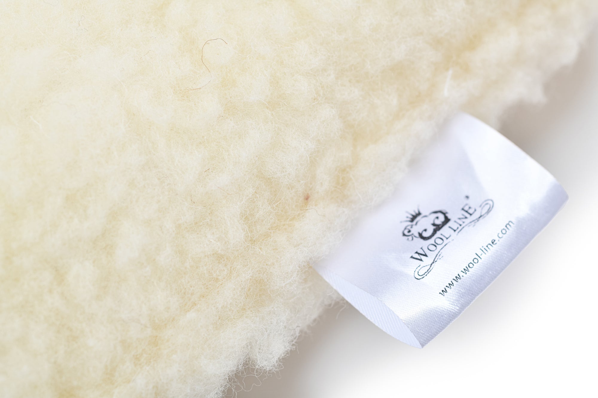 An der Seite des Wool-Line Produkts ist ein kleiner Zettel mit dem Wool-Line-Logo und dem Website-Link zu sehen.