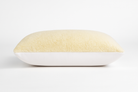 Das Wool-Line Gold/Lux Kissen mit Schafwolle auf weißem Untergrund. Die Oberseite besteht aus weichem und warmen Filz aus reiner Schafschurwolle, die Unterseite ist mit sanfter Bio-Baumwolle überzogen. 