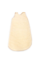 Der Babyschlafsack von Wool-Line besteht aus temperaturregulierender Schafschurwolle und ist ganzjährig benutzbar. Das Bild zeigt den ganzjährigen Babyschlafsack auf weißem Untergrund in geschlossenem Zustand. 