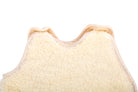 Der Babyschlafsack von Wool-Line ist größenverstellbar und bis zum 10. Lebensjahr mitwachsend. Das Bild zeigt den natürlichen Filz aus feiner Schafschurwolle in detailreichen Konturen. 