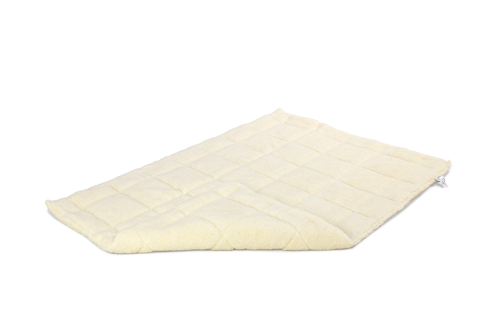 Die Bettdecke aus Schafschurwolle von Wool-Line im Modell auf weißem Untergrund. 