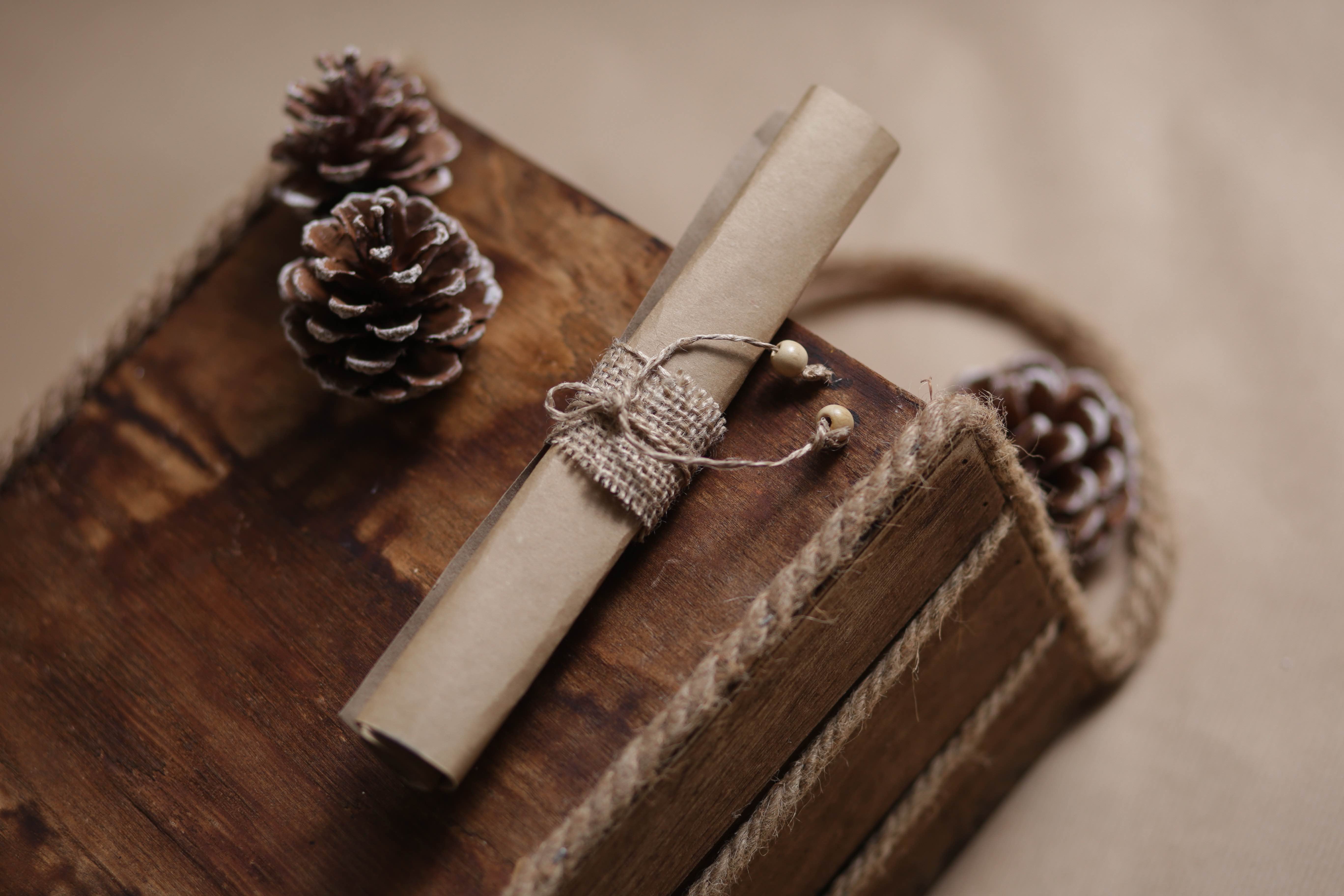 Eine schön dekorierte Holzkiste, die als Ausstellungskulisse für unsere Nackenrollen, Nackenkissen und Knierollen dient. 