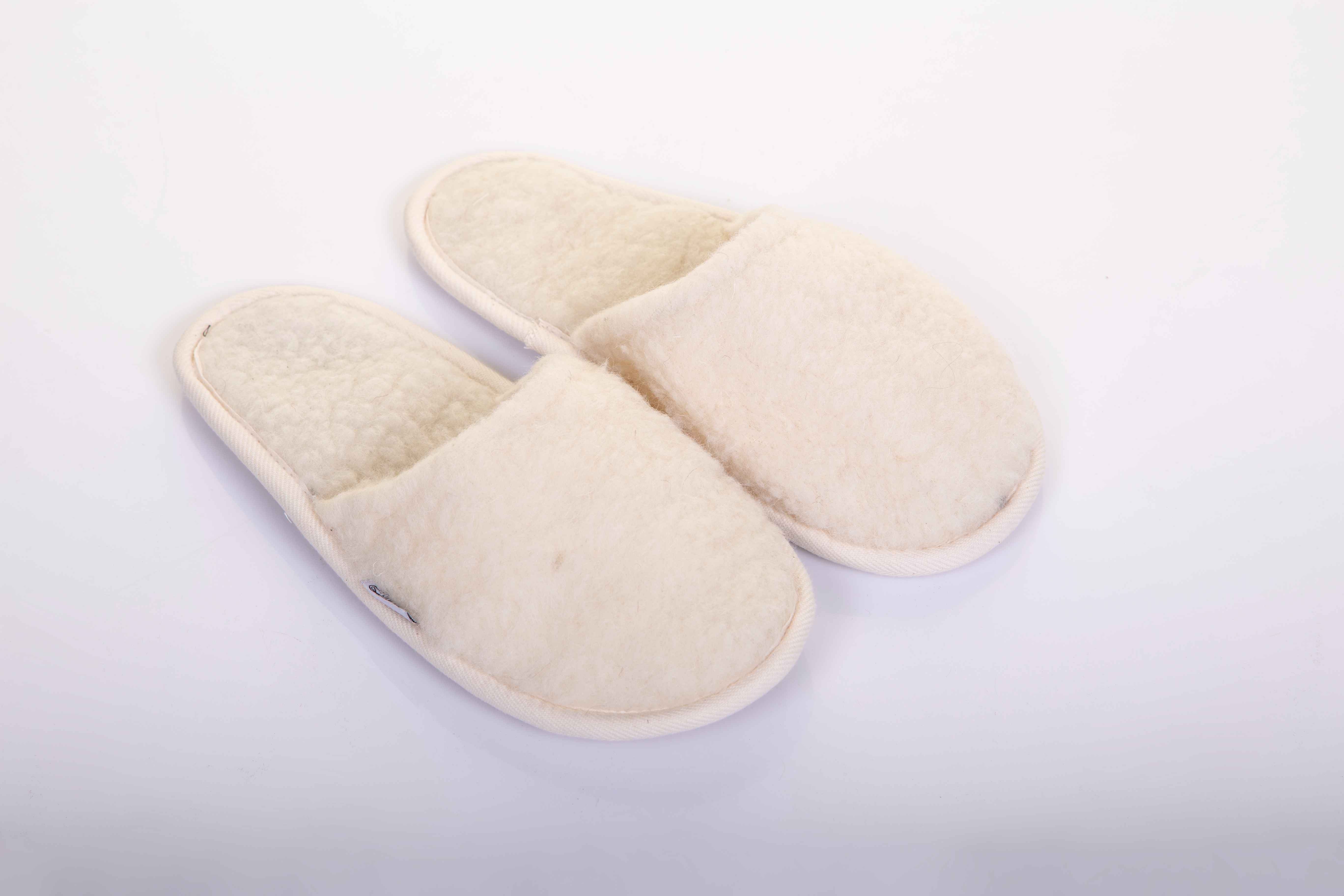 Die Filzpantoffeln für Herren von Wool-Line ausgestellt auf weißem Untergrund. Es ist ein größeres Modell, was auf eine Herrengröße hindeutet. Die Pantoffeln sind von Weichem Schurwollfilz überzogen. 