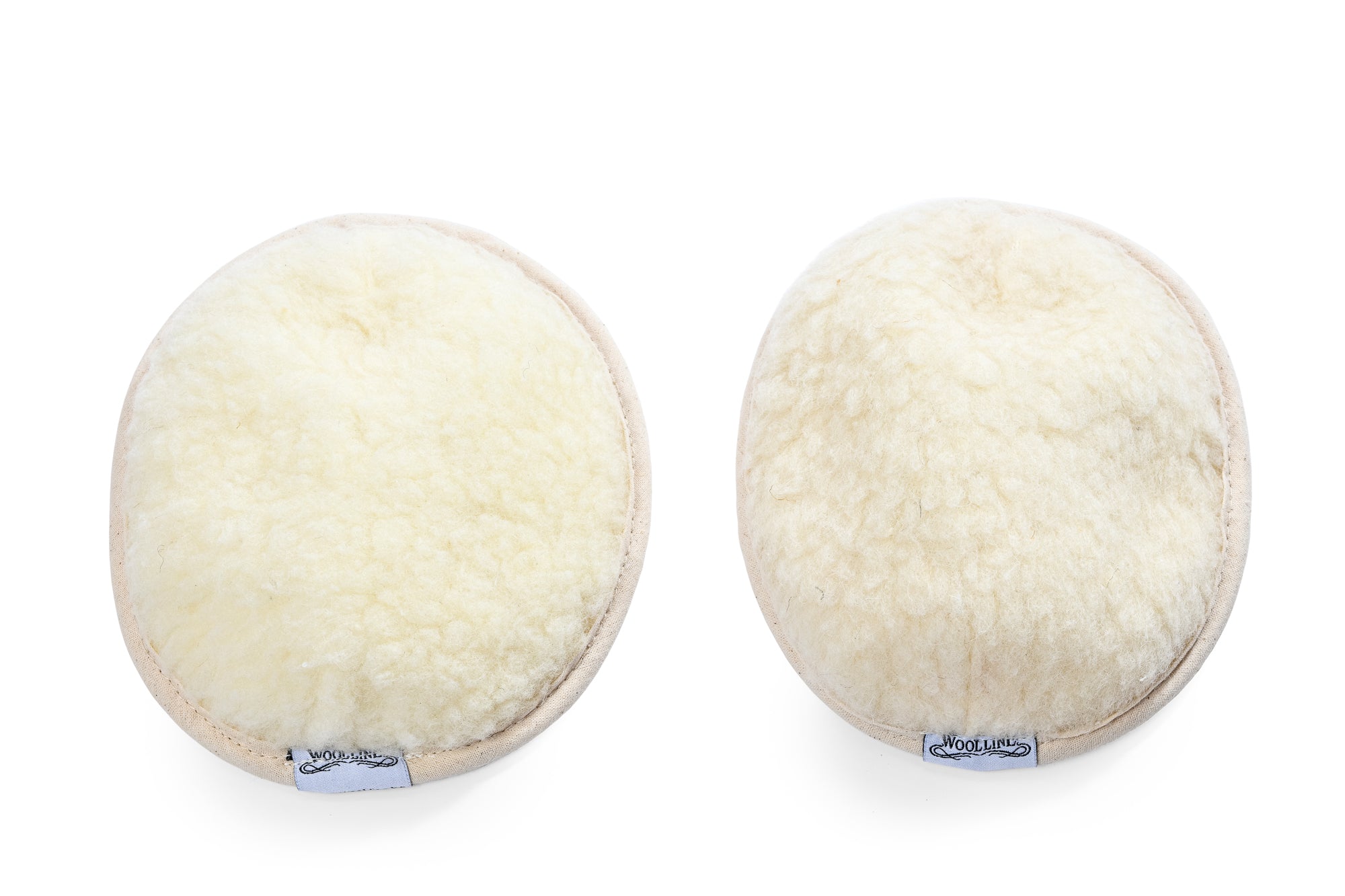 Der Kniegurt aus natürlicher Schafwolle auf weißem Untergrund. Die Außenseite ist von feinem Filz überzogen, der die Temperatur des Knies auf natürliche Art und Weise reguliert. 