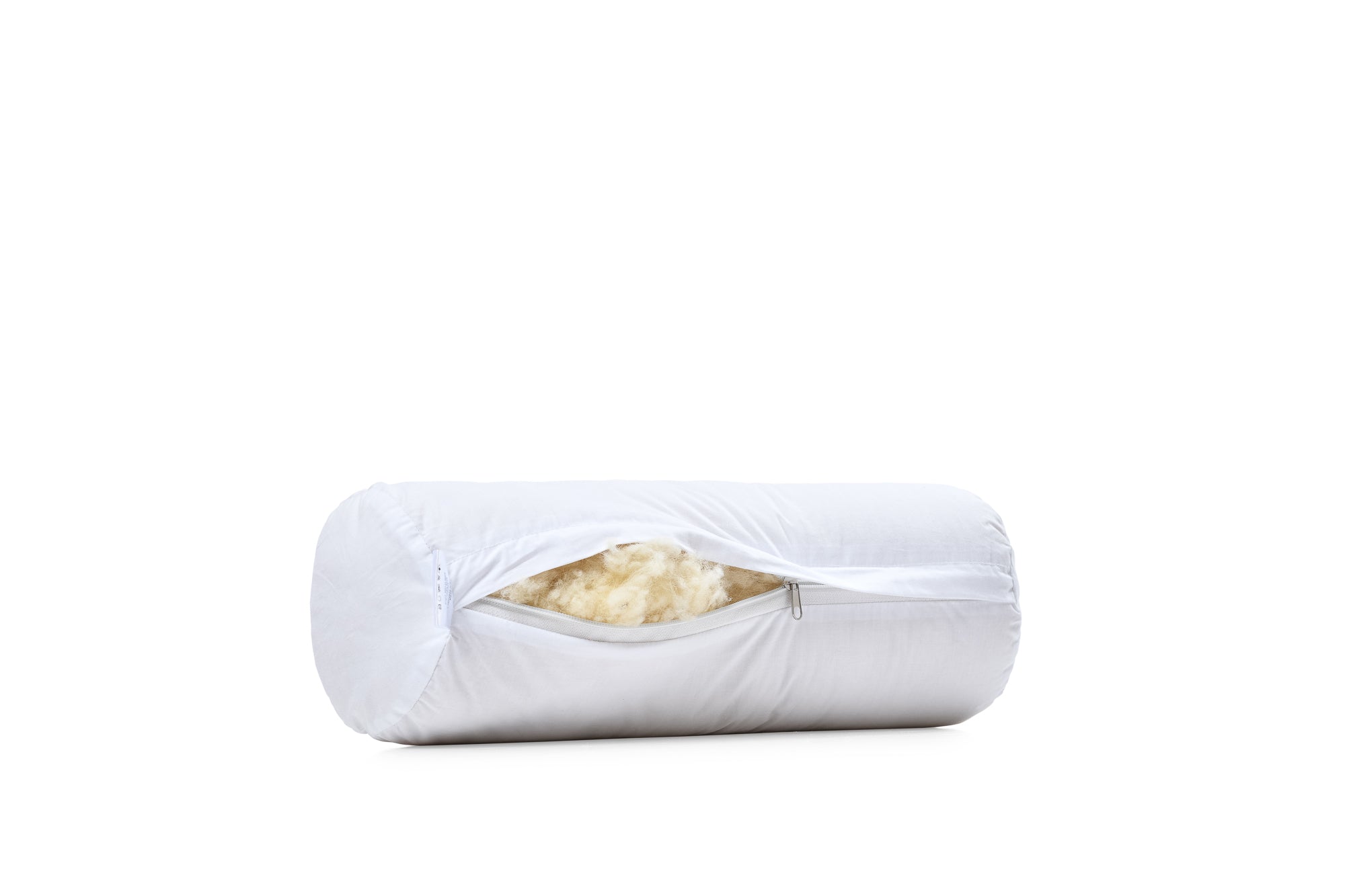 Die Nackenrolle Schurwolle Lux von Wool-Line auf weißem Untergrund. Der Reißverschluss steht halb offen, wodurch die feinen Kügelchen aus natürlicher Schafschurwolle zum Vorschein kommen. 