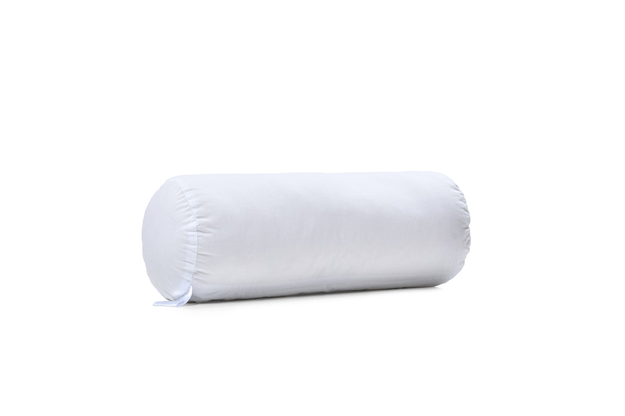 Die Nackenrolle weich von Wool-Line auf weißem Untergrund. Hier ist die Seite zu sehen, die sich gegenüber des kleinen Reißverschlusses befindet. 