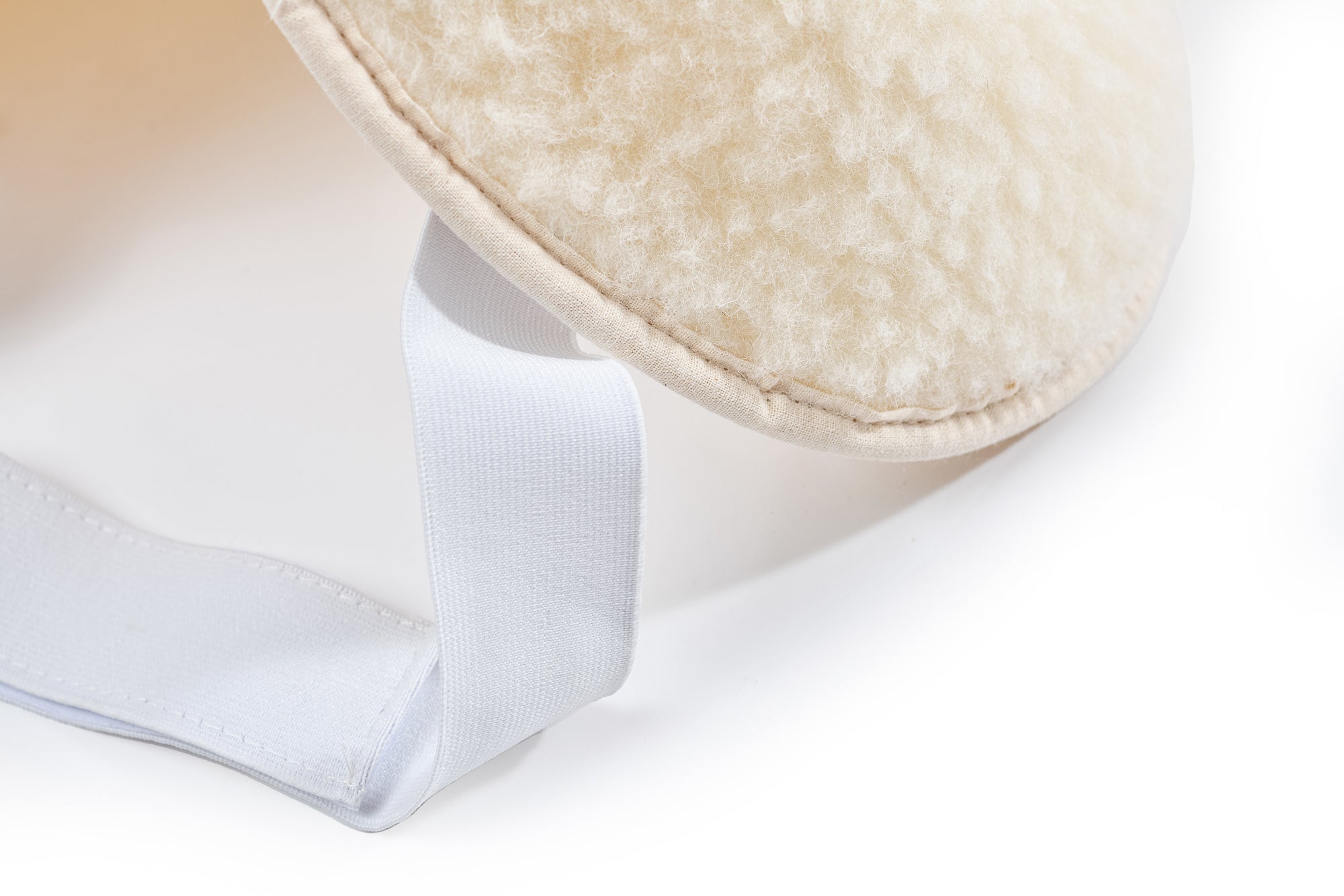 Der Rückengurt aus Wolle von Wool-LIne in der Nahansicht. Detailliert sind der weiße Klettverschluss und der feine Filzbezug aus Schafschurwolle zu sehen. 