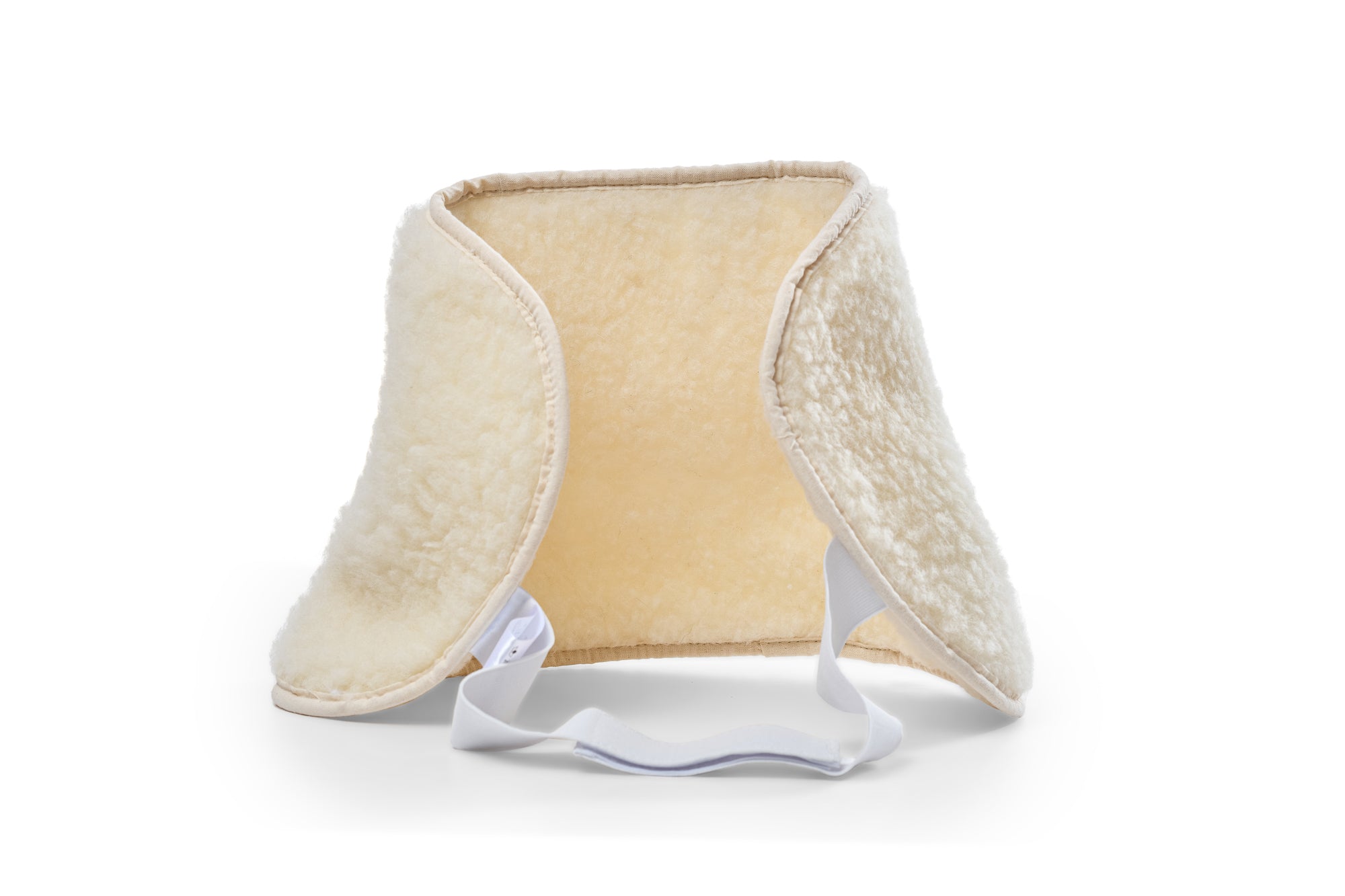 Der Rückenstützgürtel aus Wolle von Wool-Line in der Rückansicht. Ein kleiner weißer Klettverschluss sorgt dafür, dass der Rückenstützgürtel während dem Tragen nicht verrutschen kann. Der feine Filzbezug ist in seinen sanften Konturen gut im Licht zu sehen. 