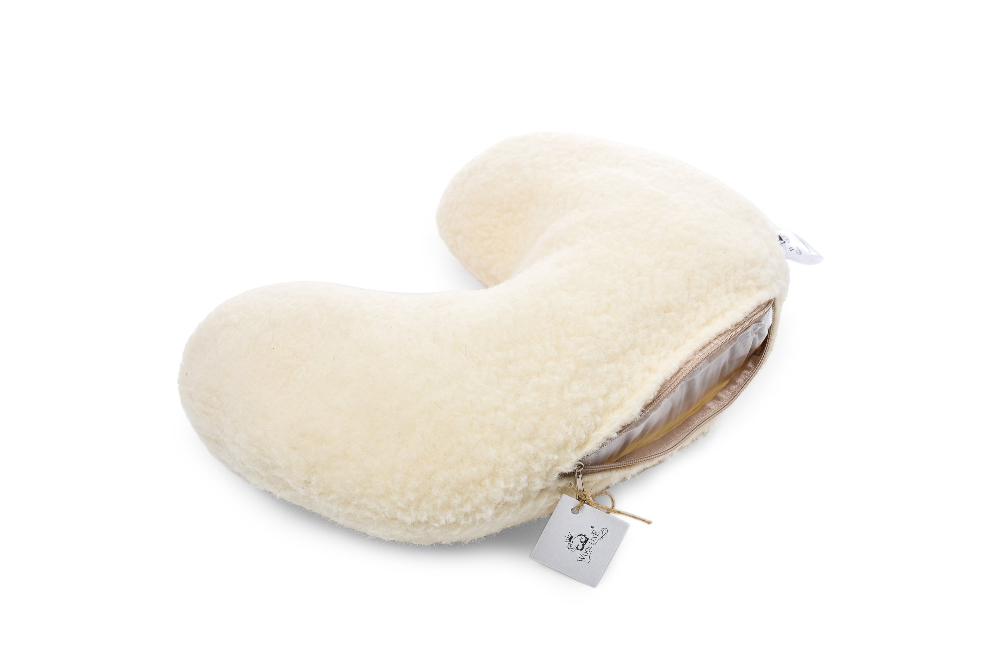 Das beige Schlafkissen-Auto von Wool-Line auf weißem Untergrund. Der kleine Reißverschluss steht offen, wodurch das weiße Futter in Ansätzen sichtbar wird. Durch die Öffnung ist je nach gewünschter Dicke des Schlafkissens für das Auto Schafschurwolle nachfüllbar oder entnehmbar. 
