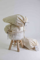 Drei Schurwollkissen Lux in Baumwollbeutel verpackt und fertig zum Versand. Alle Lieferungen von Wool-Line werden komplett plastikfrei durchgeführt. 