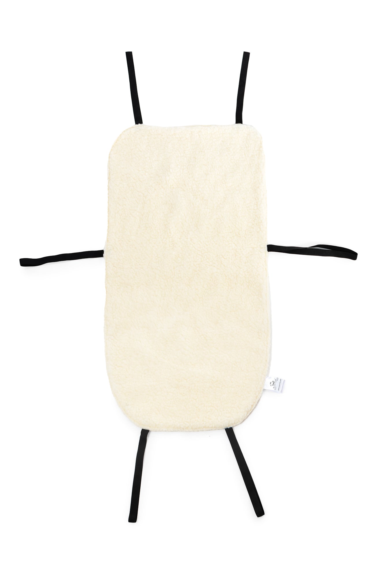 Die Sitzauflage Auto von Wool-Line ausgebreitet auf weißem Untergrund. Sowohl der feine Bezug aus Schafschurwolle als auch die sechs schwarzen Spanngurte an der Seite sind gut zu sehen. 