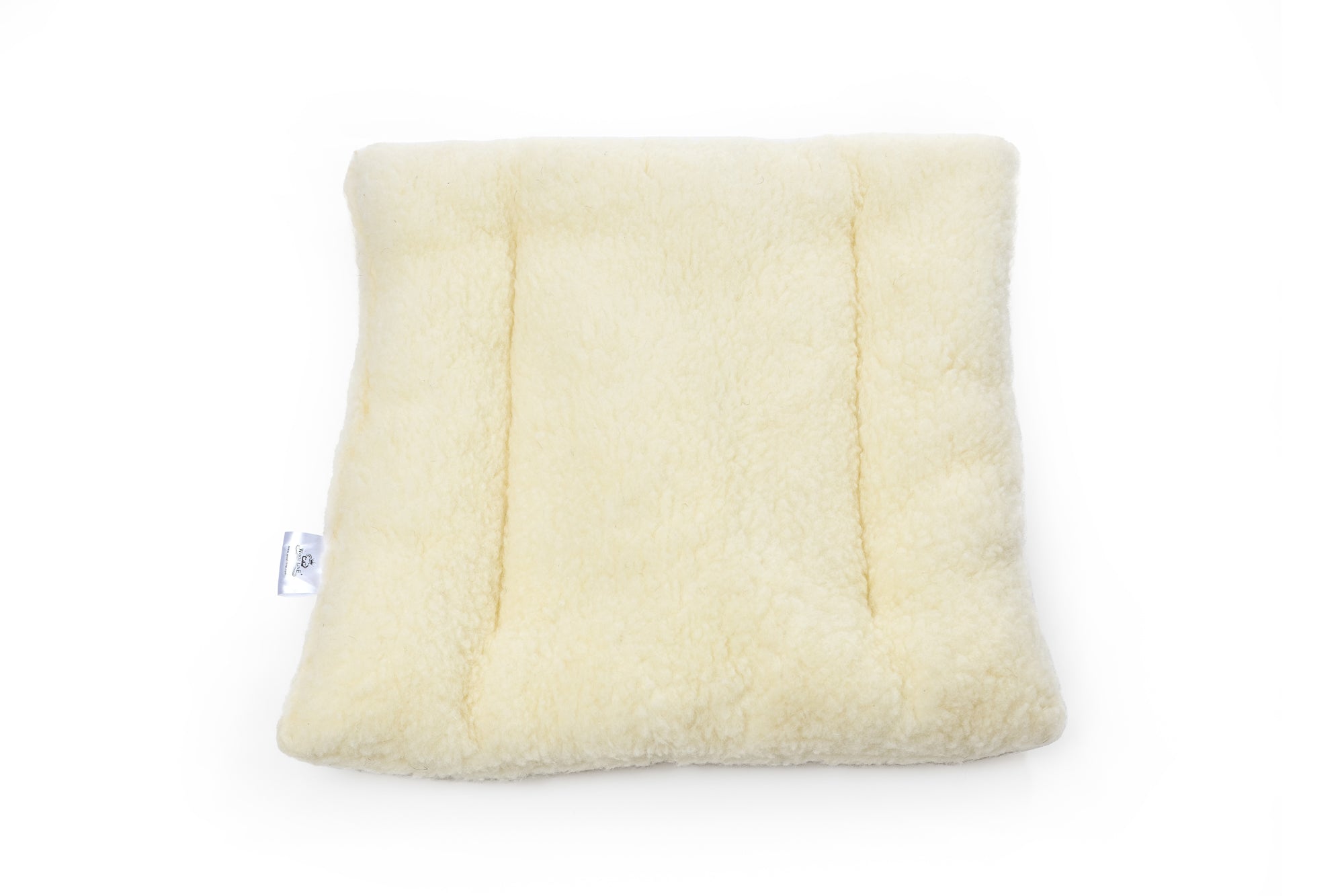 Die Stuhlauflage Filz von Wool-Line von schräg oben fotografiert auf weißem Untergrund. Die Stuhlauflage ist aus 100% echter Schafschurwolle gefertigt. 