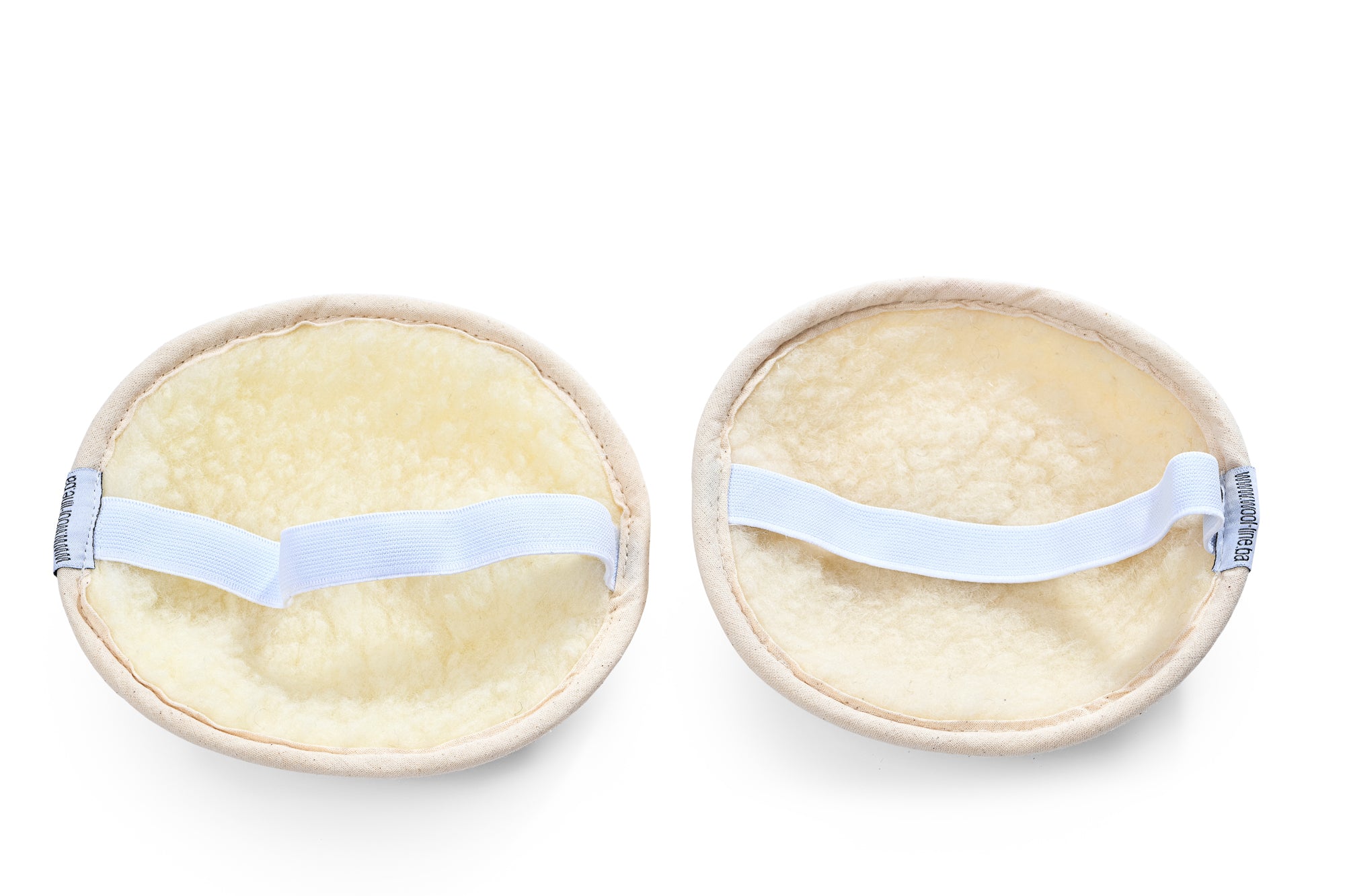 Warme Knieschoner aus Schafschurwolle mit Klettverschluss-Gurten auf weißem Untergrund. Die Knieschoner bestehen aus natürlicher Schafschurwolle, die im Winter wärmen, die Durchblutung der Knie fordern und auch beim Schlafen eine stützende Wirkung haben. 