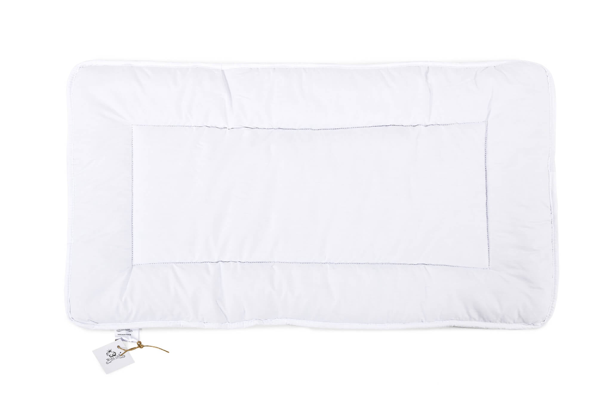 Die Wool-Line Wickelauflage für Babys von oben fotografiert auf weißem Untergrund. Unten links ist ein kleiner Zettel angebracht, auf dem das Wool-Line Logo steht. 