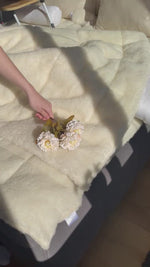 Load and play video in Gallery viewer, Sheep&#39;s wool duvet gold
